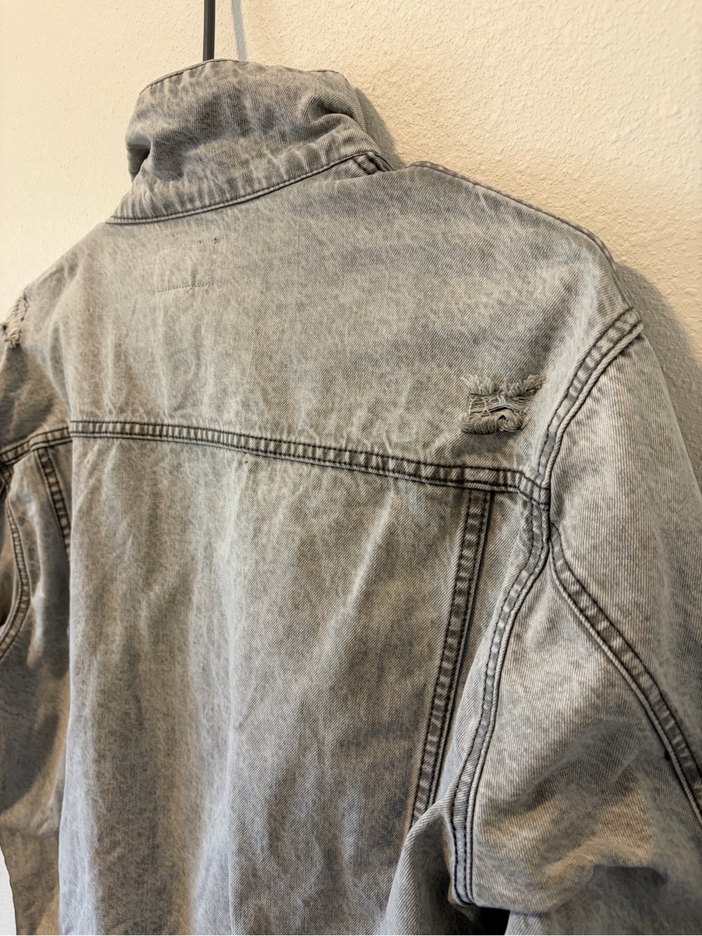 Forever 21 Men’s Large Distressed Gray Acid Wash Denim Jacket Streetwear - Picture 5 of 6